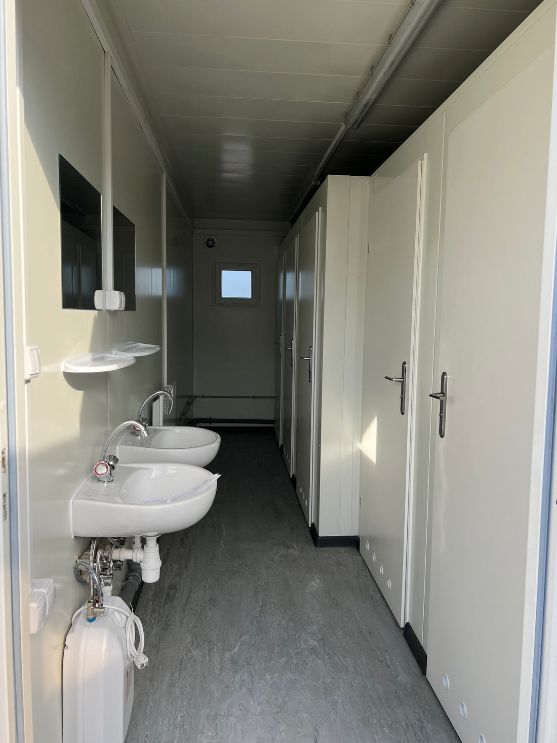 CONTENITORE SANITARIO DA 6,00 x 2,44 M CON 5 WC