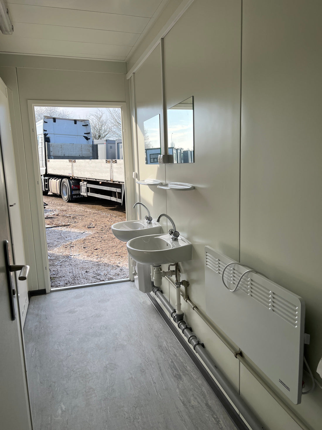 CONTENITORE SANITARIO DA 6,00 x 2,44 M CON 5 WC