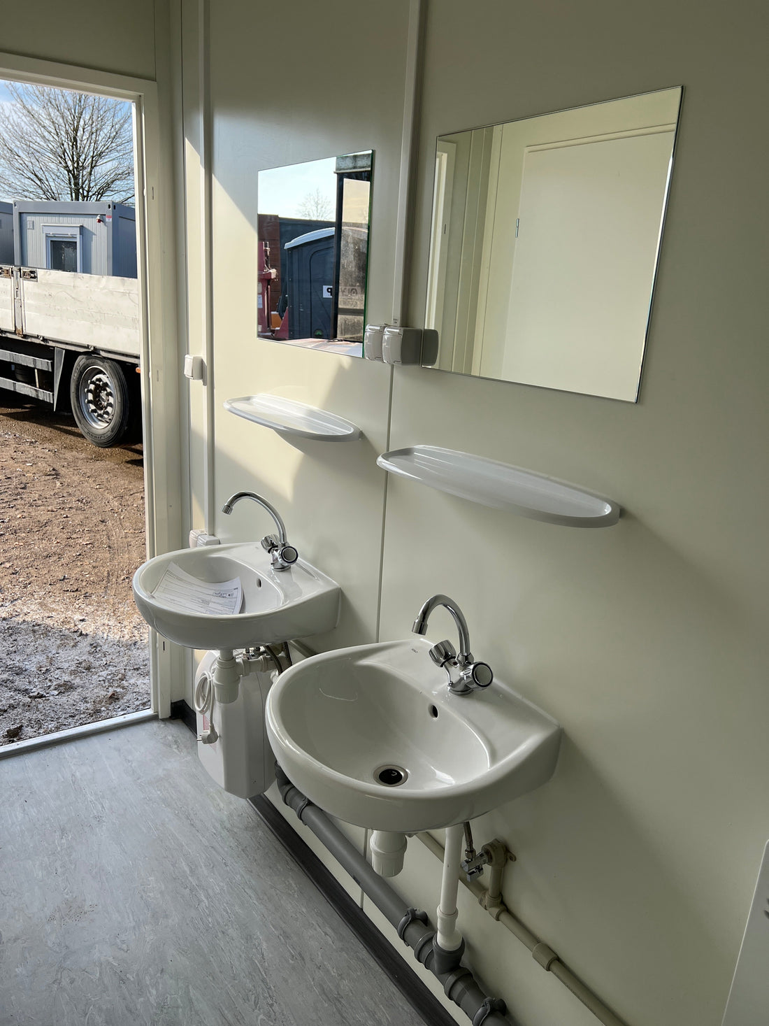 CONTENITORE SANITARIO DA 6,00 x 2,44 M CON 5 WC
