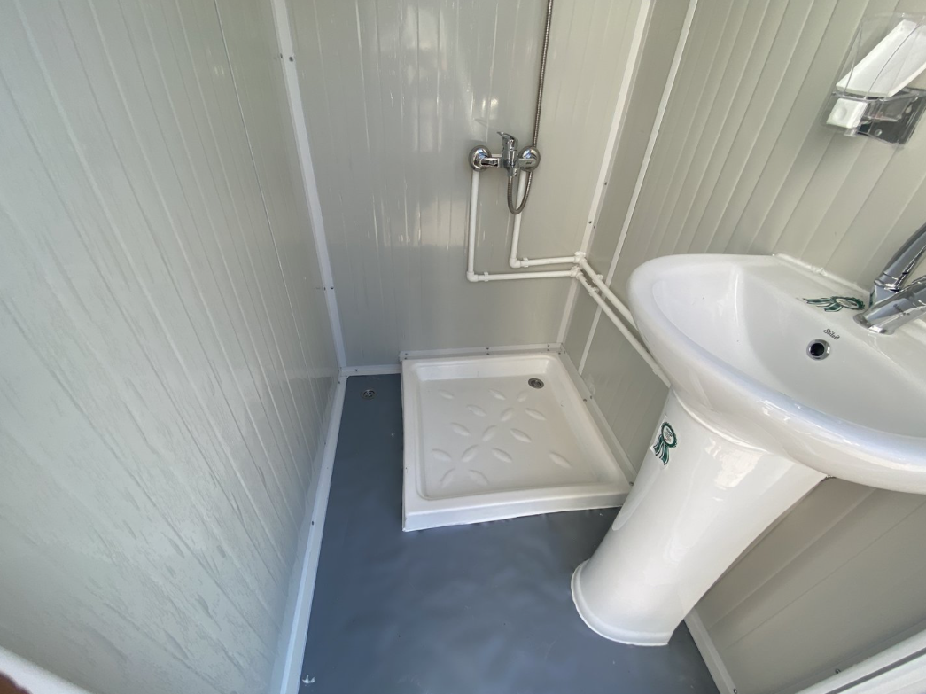 CONTENITORE SANITARIO 1,30 x 2,05 M CON DOPPIA DOCCIA