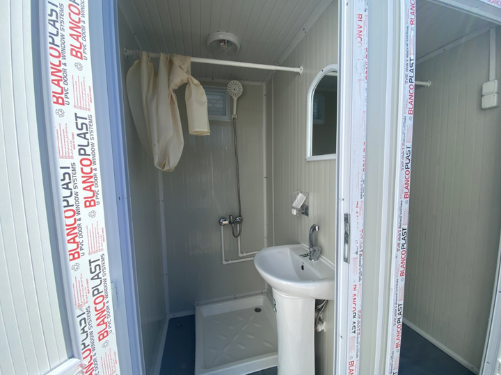 CONTENITORE SANITARIO 1,30 x 2,05 M CON DOPPIA DOCCIA
