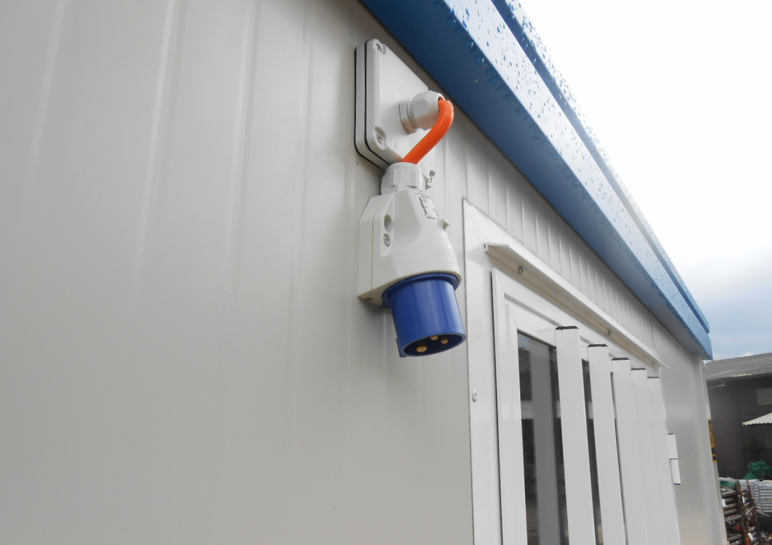 CONTENITORE CON DOCCE (DIM. 6,00 X 2,40 M)